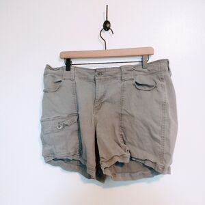 Market & Spruce khaki tan cargo shorts size 18W, has a small pull shown